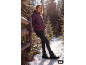 Frau im Winterwald mit lilafarbener Daunenjacke, schwarzer Hose und Winterstiefeln.