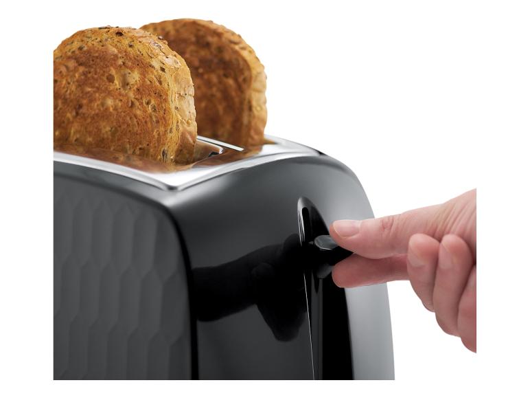 Finger drückt Hebel eines schwarzen Toasters mit zwei Scheiben Toastbrot.