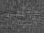 Nahaufnahme eines dunkelgrauen Stoffes mit feiner, gewebter Textur und horizontalen Falten.