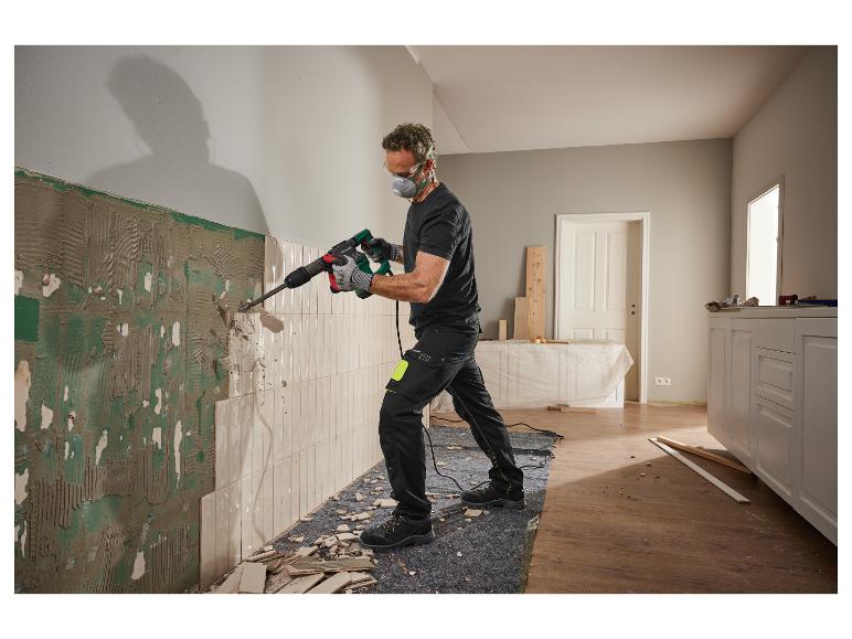 Mann entfernt Fliesen mit einem Parkside Abbruchhammer.