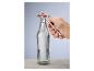 Eine Hand öffnet eine Glasflasche mit einem Metallflaschenöffner.