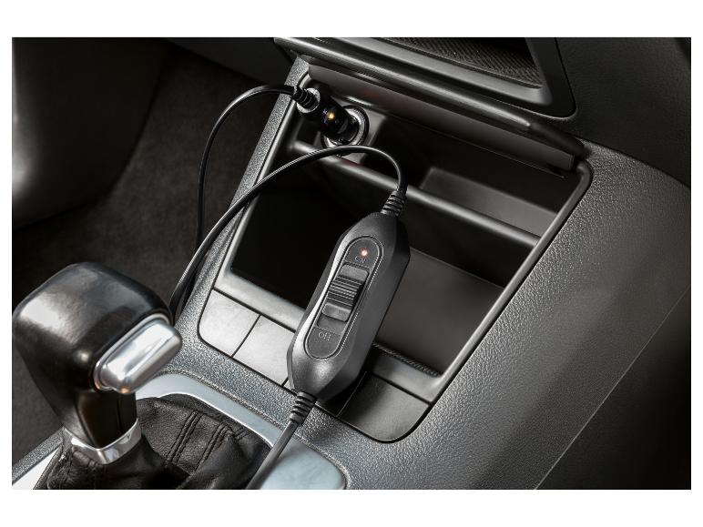 Autoladegerät mit Temperaturregler, angeschlossen an die 12V-Steckdose des Autos.