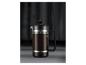 French Press Kaffeebereiter mit Kaffee vor dunklem Hintergrund