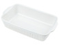 Weiße rechteckige Auflaufform mit geriffelten Rändern.