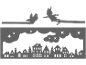Silhouetten einer Hexe und einer Eule, die nachts über ein Dorf fliegen.