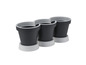 Drei graue Blumentöpfe mit weißen Untersetzern.