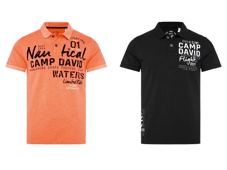 Zwei Camp David Poloshirts, eines in Orange mit nautischem Aufdruck und eines in Schwarz mit Luftfahrt-Aufdruck.