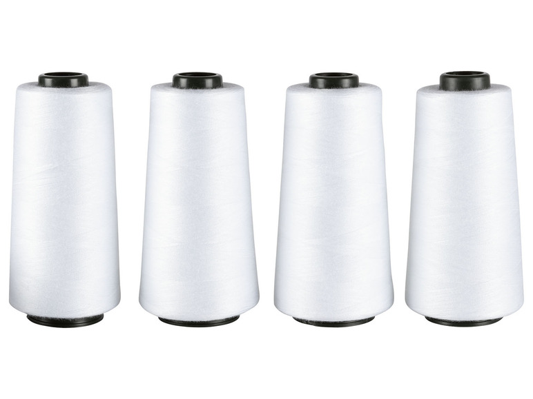 Vier Spulen weißen Nähgarn.