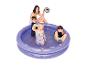 Familie spielt mit Wasserspielzeug in einem lila aufblasbaren Pool.