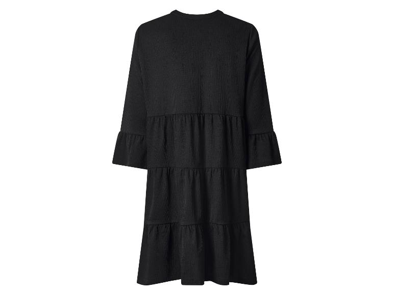 Schwarzes Damenkleid mit langen Ärmeln und Stufenrock.