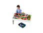 Kleinkind spielt mit einer Holzeisenbahn auf einem Spieltisch, mit einer Aufbewahrungsbox darunter.