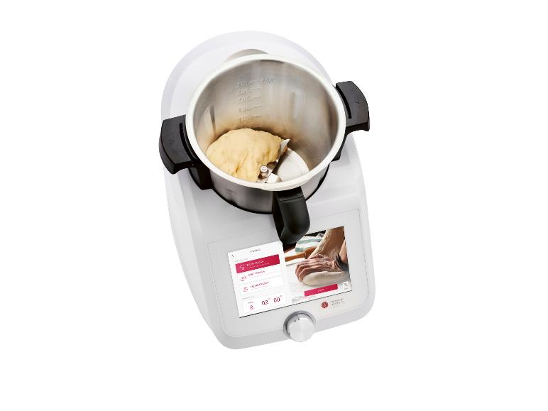 Ein weißer Monsieur Cuisine Smart mit Teig in der Schüssel, bereit zum Kneten.