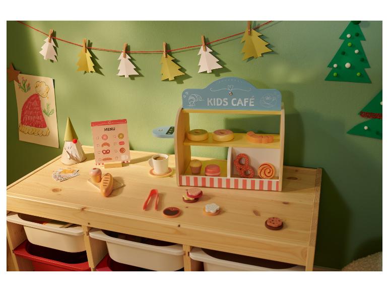 Kinder-Spielcafé mit Holzspielzeug-Essen, Speisekarte und Weihnachtsdekoration.