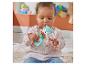 Ein sitzendes Baby spielt mit einer blauen Fuchsrassel mit bunten Ringen.