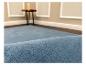 Weicher, plüschiger blauer Teppich in einem modernen Interieur mit Beistelltisch.