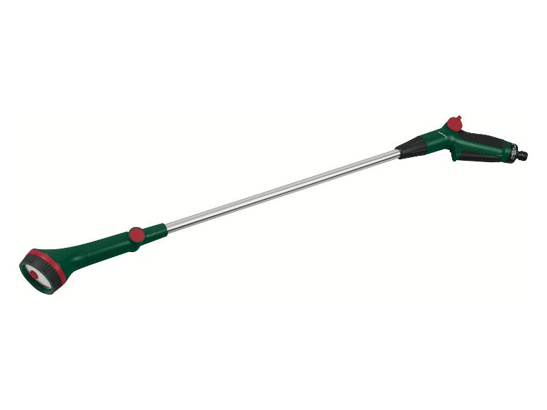 Ein grüner Gartenschlauch mit einer Sprühpistole von Parkside.