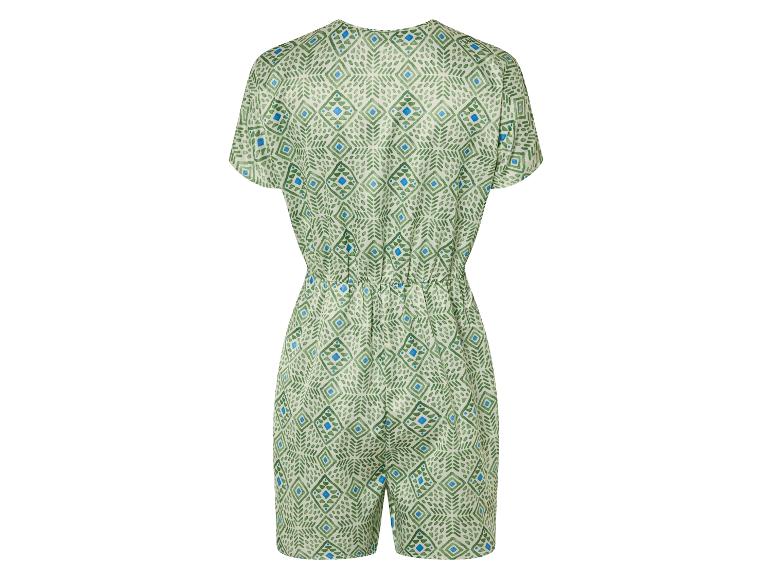 Kurzer Jumpsuit mit geometrischem Muster in Grün und Blau.