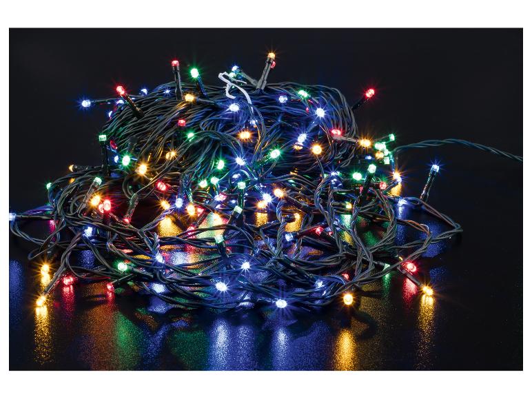 Eine verhedderte Lichterkette mit bunten LED-Weihnachtslichtern auf dunklem Untergrund, die ihren Glanz reflektieren.