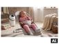 Baby in einer Babywippe im Kinderzimmer neben dem LUPILU® Windeleimer. [KI-generiertes Bild]