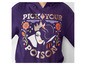 Ein lilafarbener Hoodie mit Evil Queen-Druck und dem Schriftzug 'Pick your poison'.