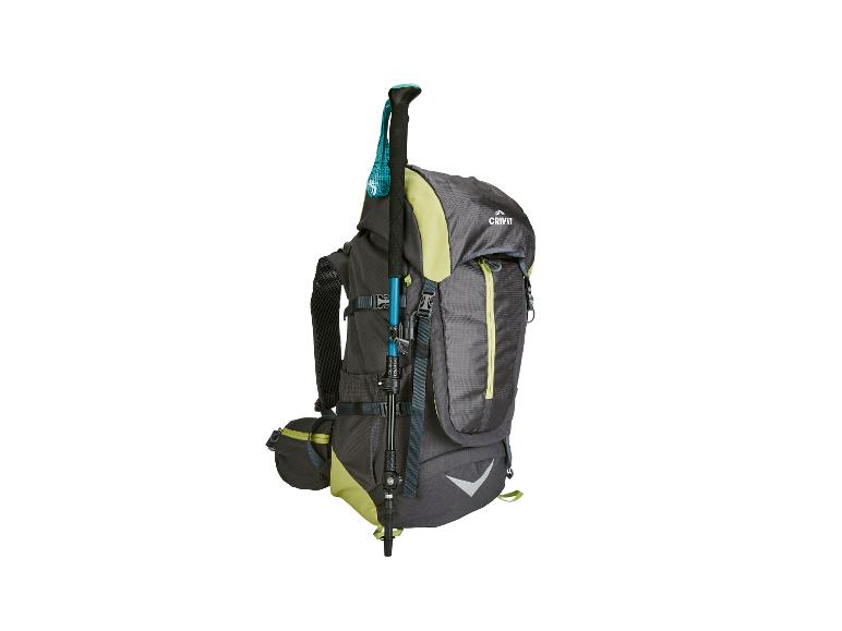 Crivit Rucksack und Trekkingstöcke.