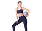 Frau in dunkelblauem Sport-BH und Leggings hält einen kleinen Gymnastikball.