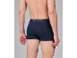 Mann von hinten in dunkelblauen Boxershorts.