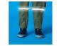 Grüne wasserdichte Kinderhose mit Reflektoren und dunkelblauen Stiefeln