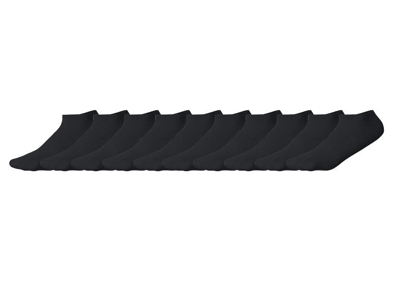 Zwölf Paar schwarze Sneaker-Socken in einer Reihe.
