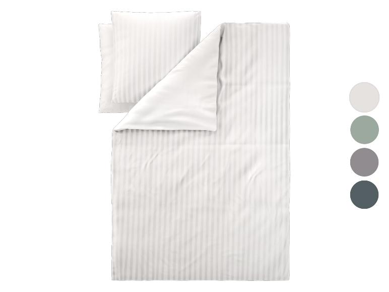 Weißes gestreiftes Bettwäsche-Set mit zwei Kissenbezügen und Farbmustern.