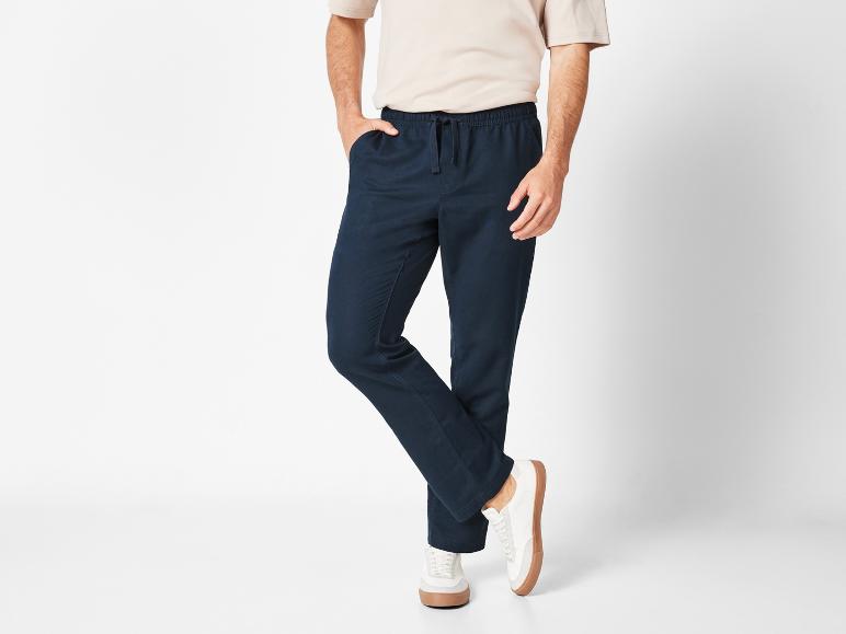 Dunkle Hose und weiße Schuhe für Herren.