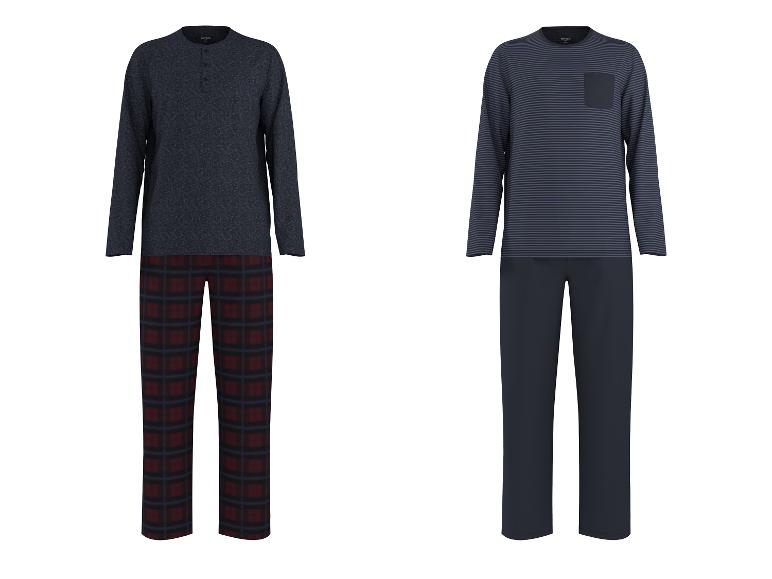 Zwei Herren-Pyjama-Sets: eines mit dunkelblauem Hemd und karierter Hose, das andere mit gestreiftem Hemd und dunkelblauer Hose.