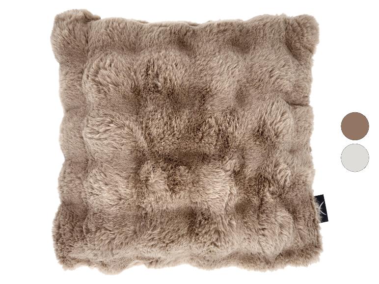 Braunes Kunstfellkissen mit Markenetikett und Farbmustern