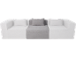 Dreisitzer-Sofa mit weißen und grauen Stoffsitzen und Kissen.
