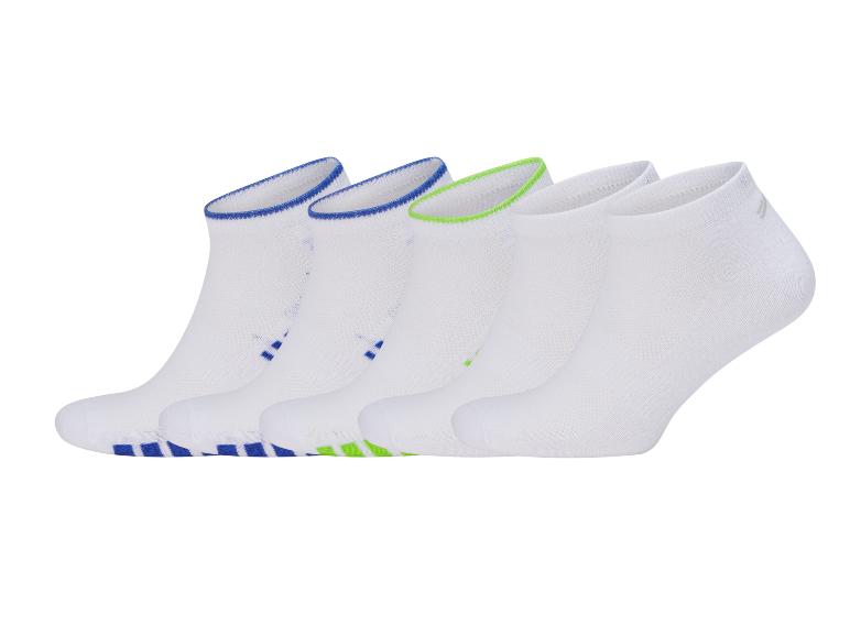 Fünf Paar weiße kurze Socken mit blauen und grünen Details.