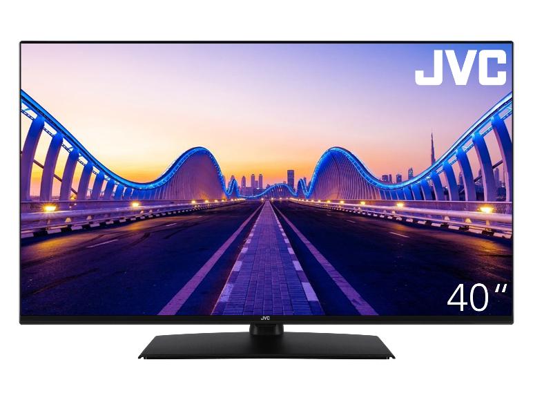 Ein 40 Zoll großer JVC LED-Fernseher zeigt eine lebendige Stadtlandschaft bei Sonnenuntergang.