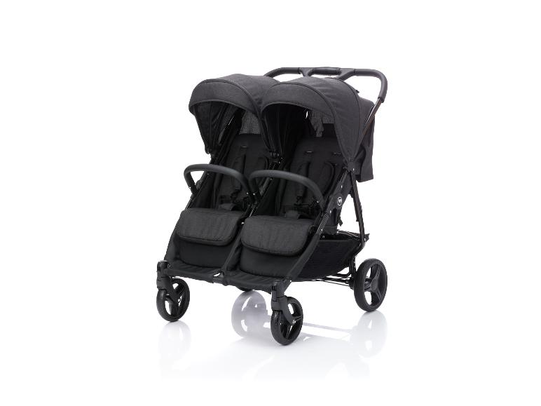 Schwarzer Zwillingskinderwagen mit grauen Verdecken und Griffen auf weißem Hintergrund