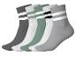 Fünf Paar gestreifte Socken in Grau-, Weiß-, Grün- und Schwarztönen.