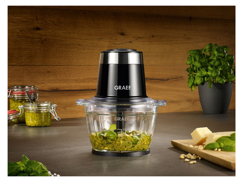 Eine schwarze Graef Küchenmaschine mit Pesto in einer Glasschüssel.