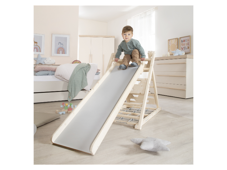 Holzrutsche und Kletterwand für Kinder, skandinavischer Stil.