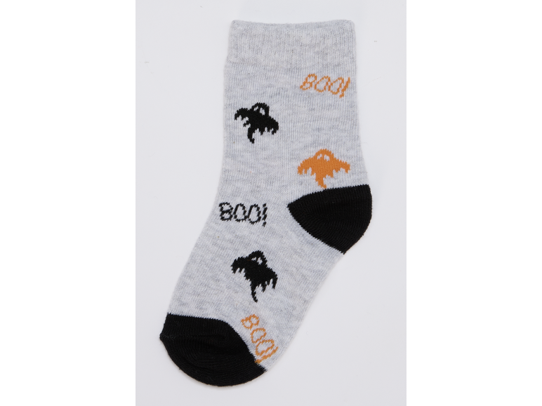 Graue Kindersocken mit Halloween-Motiv: schwarze und orangefarbene Geister und der Schriftzug „BOO!“.