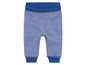Blaue gestreifte Babyhose mit blauem Bund.