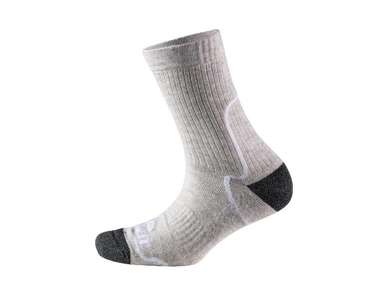 Graue Sportsocke mit weißen und schwarzen Details, auf weißem Hintergrund.