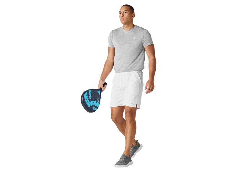 Mann trägt Crivit Shirt und Shorts und hält einen Padelschläger.