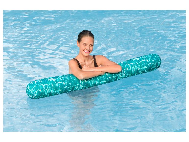 Frau entspannt sich auf einer türkisfarbenen Poolnudel im Schwimmbad.