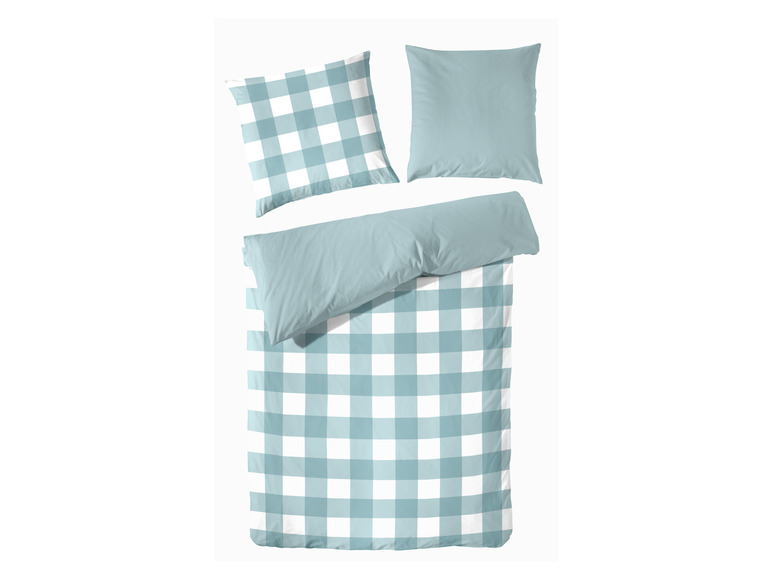 Ein hellblauer Bettbezug mit Karomuster und passenden Kissenbezügen.
