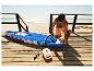 Mann pumpt CRIVIT SUP-Board am Strand mit einer Elektropumpe auf.