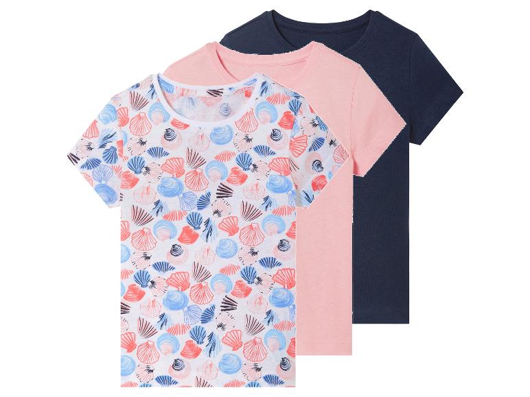 Drei T-Shirts: eins mit Muschelprint, eins rosa und eins dunkelblau.