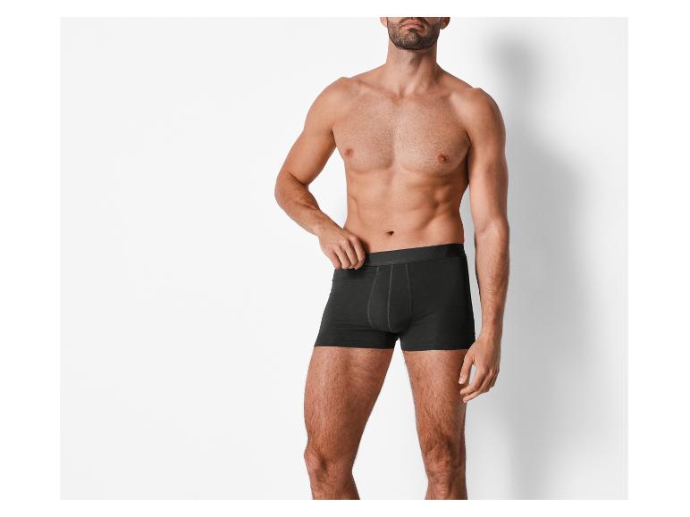 Mann in schwarzer Unterwäsche