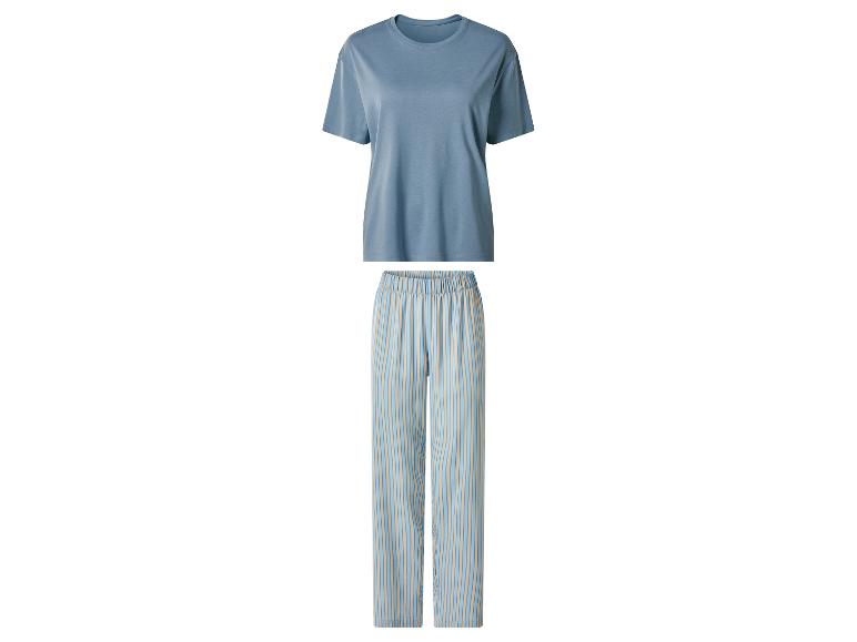 Blaues Kurzarm-T-Shirt und gestreifte Pyjamahose.